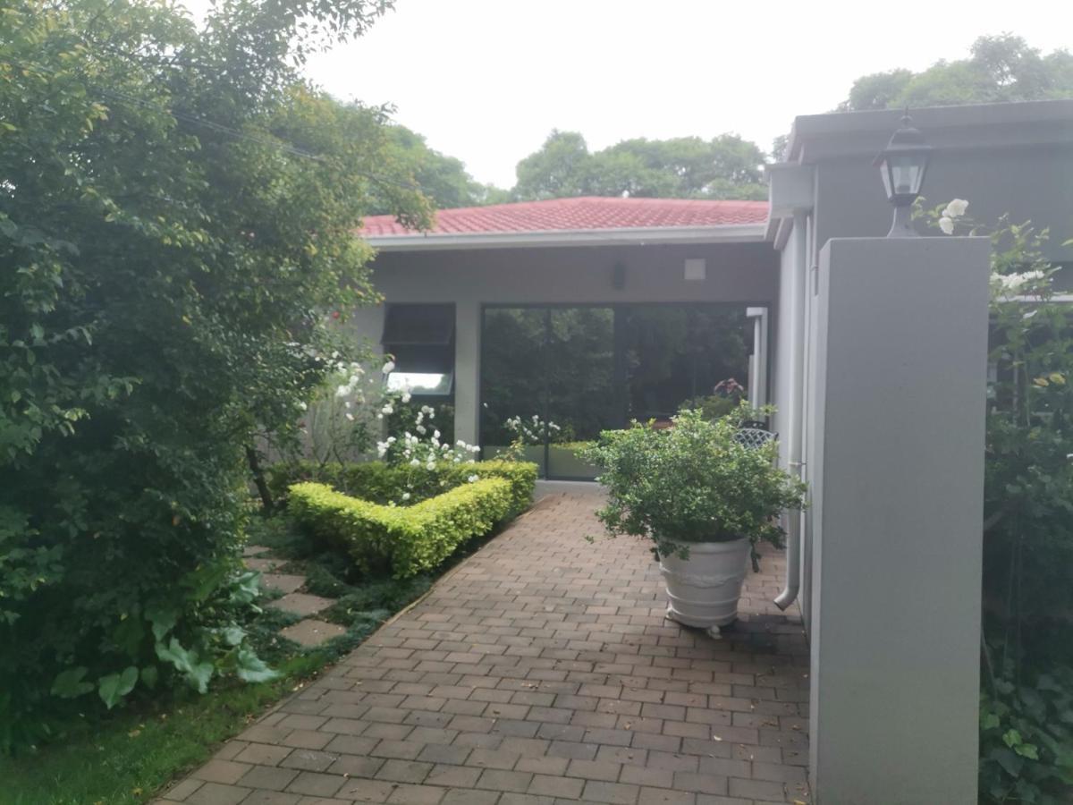 Rosebank Lodge Guesthouse By Claires جوهانسبورغ المظهر الخارجي الصورة